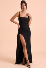 Vestido comprido preto com decote quadrado, costas decotadas e abertura lateral na coxa