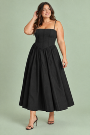 Robe longue noire à corset | Porté sur une silhouette plus ronde | Lounelle Paris