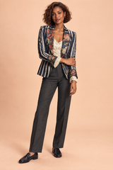 Blazer azul cintado com padrão floral e às riscas