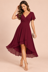 Vestido bordô com mangas esvoaçantes e bainha assimétrica