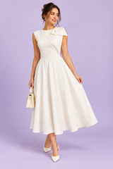 Vestido midi branco de decote assimétrico com manga com laço