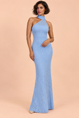 Vestido comprido azul-celeste em renda, de costas descobertas, assimétrico, com fenda