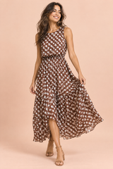 Vestido maxi castanho-café às bolinhas, de gola subida e com detalhes drapeados