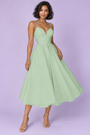 Robe midi verte à fines bretelles et jupe ample | Vue de face | Lounelle Paris