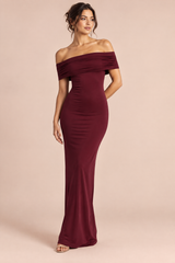 Vestido comprido cor de vinho com ombros descobertos e costas abertas