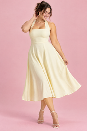 Robe midi patineuse jaune clair à col américain | Porté sur une silhouette plus ronde | Lounelle Paris