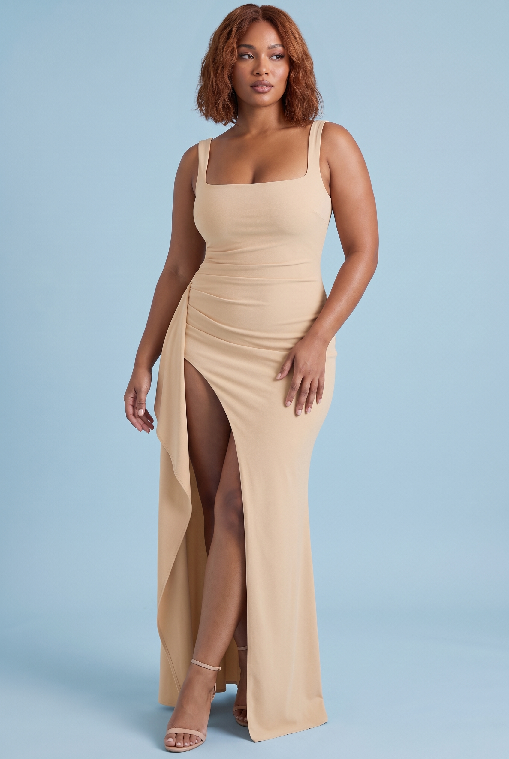 Robe longue beige froncée à encolure carrée et fente | Porté sur une autre silhouette | Lounelle Paris