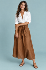 Conjunto de camisa e saia castanha com cinto para atar