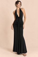 Vestido maxi preto com franzido e decote halter