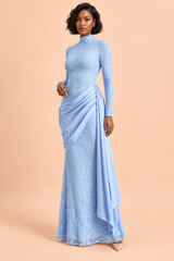Vestido maxi azul-céu de renda, com gola subida e saia drapeada