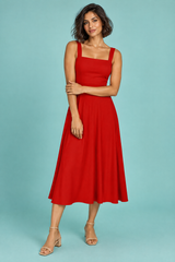 Vestido midi vermelho evasé com decote quadrado e alças finas