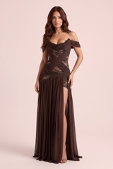 Vestido castanho com recortes e decote drapeado
