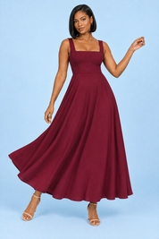 Robe midi bordeaux à fines bretelles et ourlet ample | Vue en mouvement | Lounelle Paris