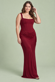 Robe longue bordeaux froncée à encolure carrée | Porté sur une silhouette plus ronde | Lounelle Paris