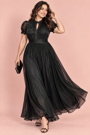 Robe longue plissée noire | Porté sur une silhouette plus ronde | Lounelle Paris