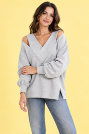 Top gris à épaules dénudées et col V | Vue rapprochée | Lounelle Paris