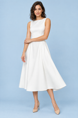 Vestido branco de corte evasé e decote barco
