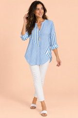 Blusa azul às riscas com decote em V