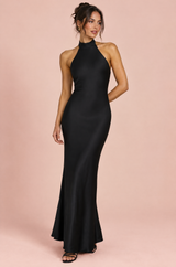 Vestido comprido preto com decote halter e costas descobertas