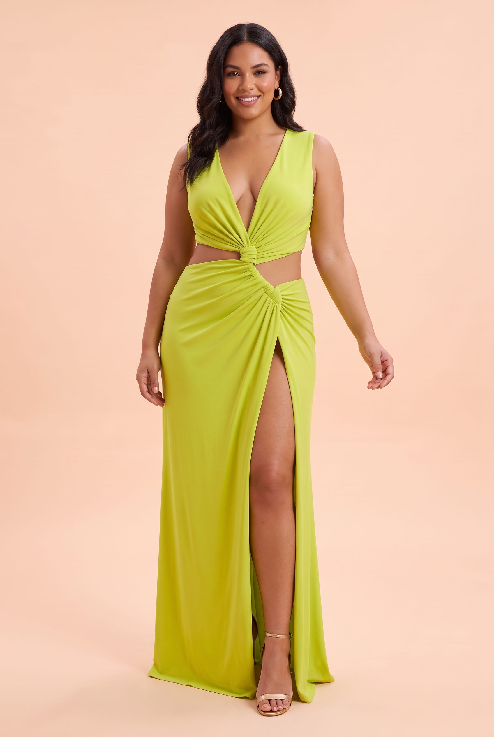 Robe longue verte à encolure asymétrique, découpes à la taille et détails dorés | Porté sur une autre silhouette | Lounelle Paris