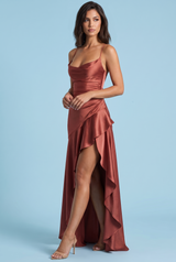 Vestido de cetim ferrugem assimétrico com decote drapeado