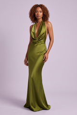 Vestido maxi acetinado verde azeitona, sem costas, com decote halter drapeado e corte sereia