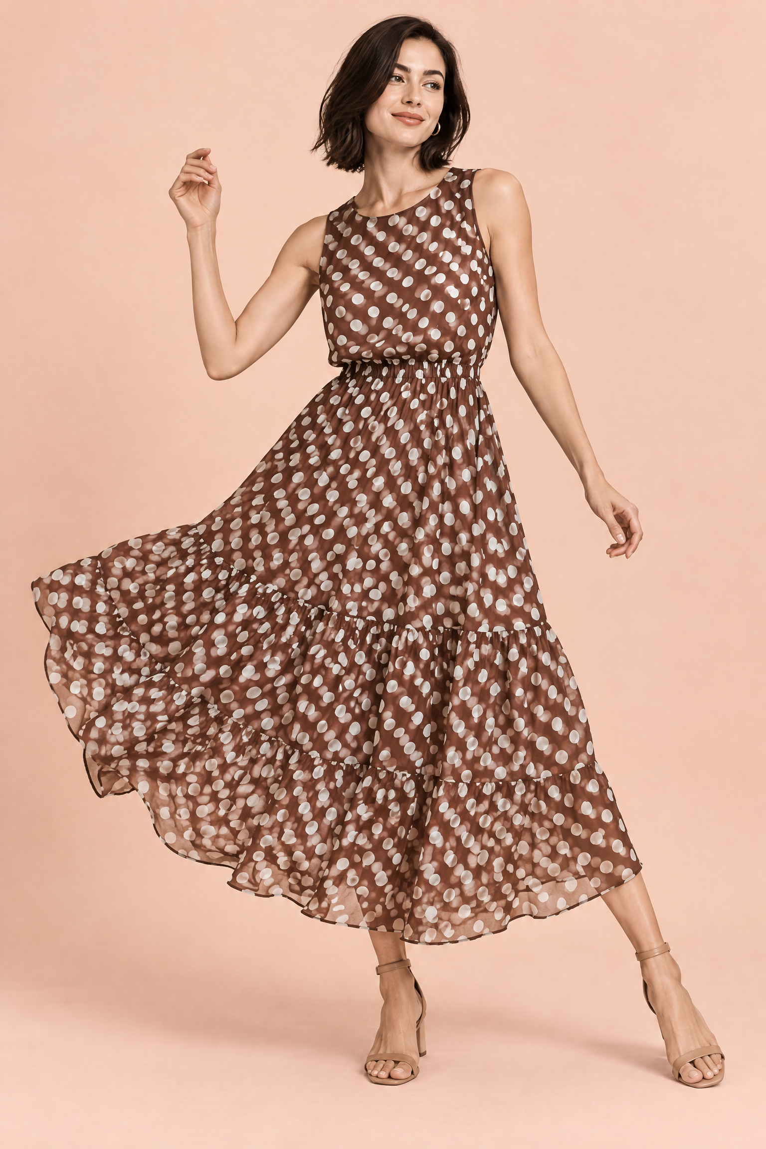 Robe longue marron café à pois avec col montant et détails drapés | Vue en mouvement | Lounelle Paris