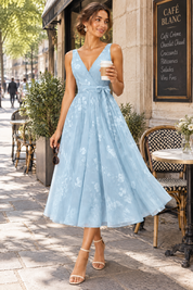 Robe midi fleurie bleu ciel à la coupe patineuse | Photo lifestyle | Lounelle Paris