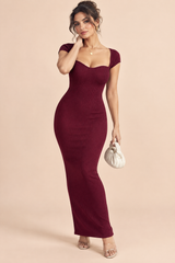 Vestido midi bordô com decote recortado e mangas curtas