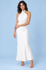 Vestido maxi branco com decote halter e costas descobertas