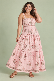 Robe longue rose fleurie à volants | Porté sur une silhouette plus ronde | Lounelle Paris