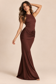 Robe longue bordeaux à col rond et jupe satinée | Vue en mouvement | Lounelle Paris