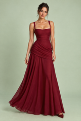 Vestido comprido franzido bordeaux com decote quadrado