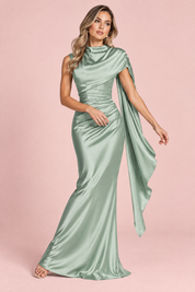 Robe longue en satin vert sauge à col bénitier | Vue en mouvement | Lounelle Paris