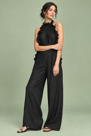Robe longue noire à volants et encolure américaine | Vue rapprochée | Lounelle Paris