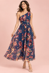 Vestido comprido floral azul de um ombro só e corte em A