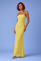 Vestido maxi amarelo de renda cai-cai com detalhe de lenço