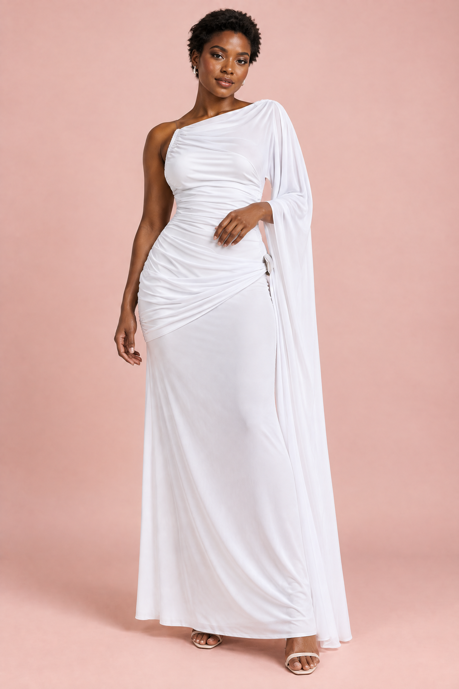 Robe longue blanche à col montant, détails drapés et manches cape | Porté sur une autre silhouette | Lounelle Paris