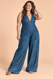 Combinaison bleue à encolure V et jambes larges | Porté sur une silhouette plus ronde | Lounelle Paris