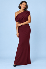 Vestido bordô comprido de decote Bardot com alça torcida