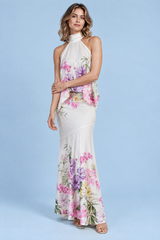 Vestido comprido branco assimétrico com flores