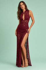 Vestido comprido bordô justo de renda transparente, com gola redonda e fenda lateral