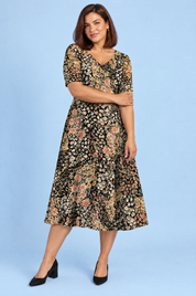 Robe longue noire à col V | Porté sur une silhouette plus ronde | Lounelle Paris