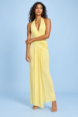Vestido comprido amarelo assimétrico com decote halter e costas abertas