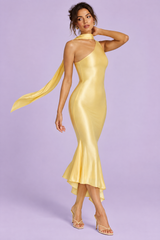 Vestido midi amarelo com decote halter e lenço