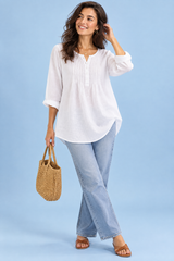 Blusa branca de algodão com decote redondo e pregas