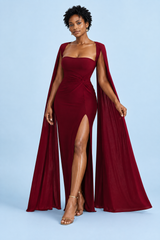 Vestido comprido vermelho justo com decote quadrado, fenda lateral e mangas tipo capa
