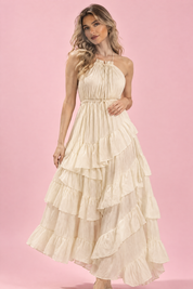 Robe longue beige à décolleté plongeant, volants et fente haute devant | Vue rapprochée | Lounelle Paris