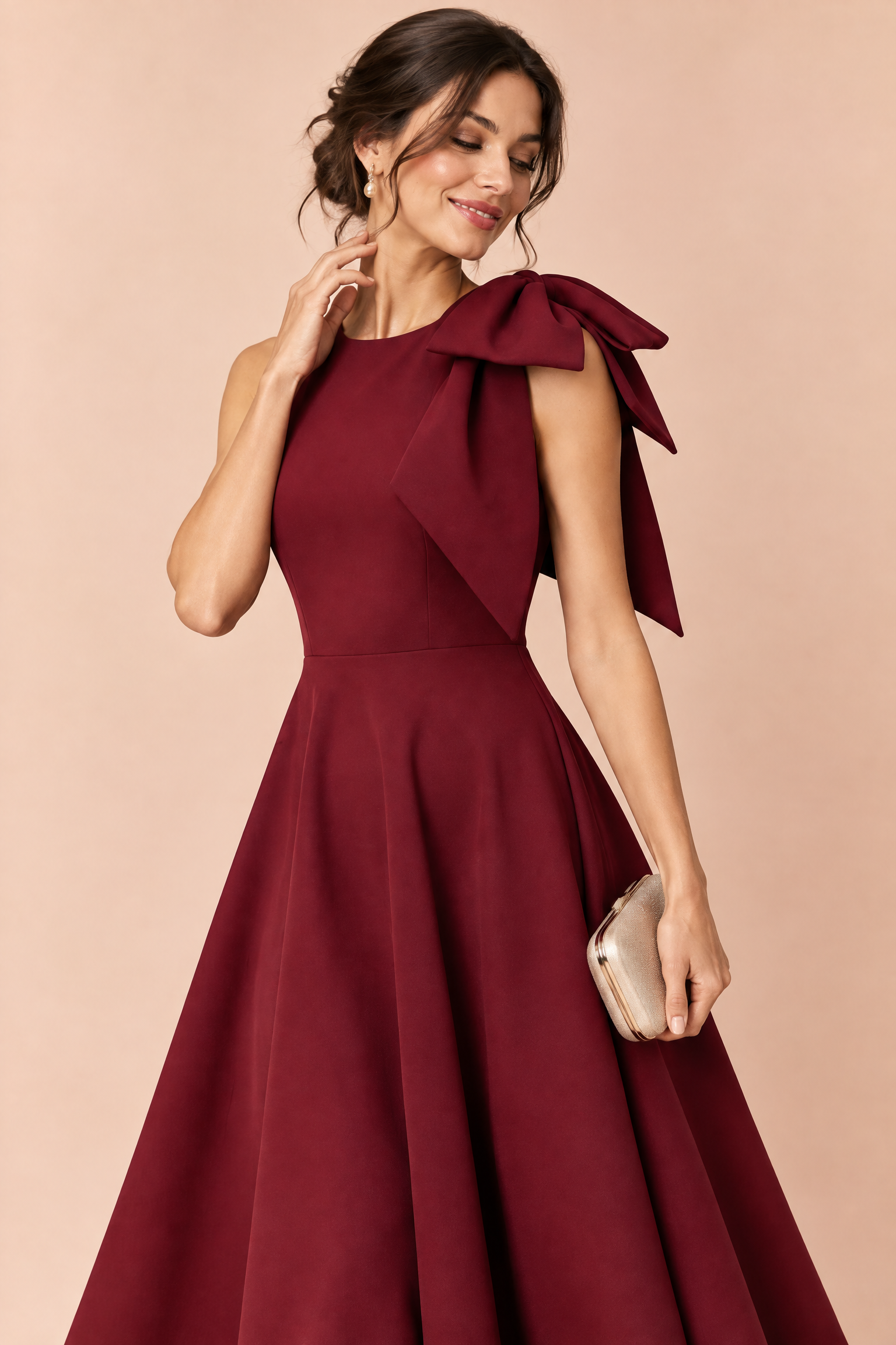 Robe midi bordeaux à encolure asymétrique et manche à nœud | Vue rapprochée | Lounelle Paris