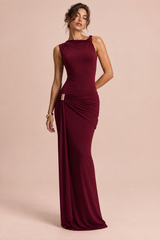 Vestido comprido vermelho-escuro com decote redondo e drapeado